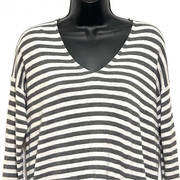 LOFT Woman Grey White Stripe V Neck Top Sweater Size XS - Picture 2 of 13